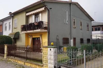 Civile abitazione in Suzzara (MN), Via Malcolm X n. 11, rappresentata da casa binata su due piani fuori terra con annessa area pertinenziale esclusiva, con accesso pedonale e carrabile sulla pubblica Via Malcom X. Il bene è così censito al Catasto Fabbricati del Comune di Suzzara: Foglio 42, particella 248, Categoria A/3, Classe 4, Vani 8, Superficie Catastale 167 mq, Rendita Catastale € 367,72.