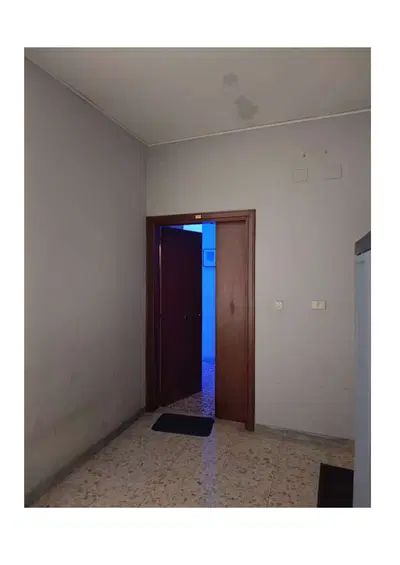 Lotto 2 - Piena proprietà di un appartamento situato al piano terzo di una palazzina, composto ingresso disimpegno, soggiorno, cucina, due vani letto, Wc e un piccolo ripostiglio