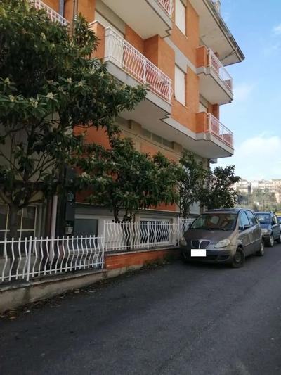 Diritti di piena proprietà di Deposito commerciale a MONTEFIORE DELL'ASO Via Gentile da Montefiore (S.P. MONTEVARMINE) 48, della superficie commerciale di 591,79 mq per la quota di 1/1 di piena proprietà. L'unità immobiliare oggetto di valutazione è posta al piano PT. IDENTIFICAZIONE CATASTALE: Foglio 18 particella 262 sub. 17 (catasto fabbricati), categoria C/2, classe 2, consistenza 584 mq, rendita 995,32 Euro;