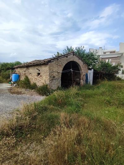 Diritti di piena proprietà sui seguenti immobili: a) porzioni immobiliari ad uso magazzino e porcile destinati ad annessi   al piano terra, della consistenza catastale di mq. 89, non agibili.