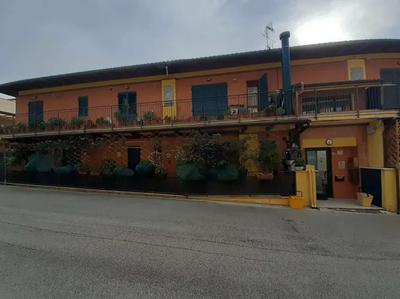 Diritti di piena ed esclusiva proprietà su immobile sito in Sant’Elpidio a Mare (FM), Via Tanaro 10 e precisamente: appartamento sito al piano secondo, della superficie di 89,00 mq, composto da: un ingresso-soggiorno con annessa cucina e retrocucina, due camere, un w.c. ed un balcone che si sviluppa lungo tutto il lato nord ed est.Il lotto è riportato al Catasto Fabbricati del Comune di Sant’Elpidio a Mare al fg 59, part 490, sub 27, Via Tanaro 10, Piano 2, cat A/2, classe 5, consistenza 5 vani 