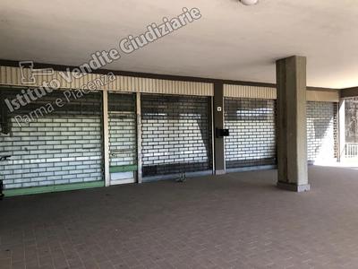 Lotto 3 - Unità immobiliare di tipo commerciale, negozio, di mq. 105,90, posta al piano rialzato di edificio condominiale.