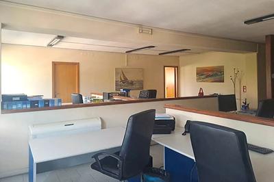 Ufficio a Terni (TR), via Montefiorino 10. Zona semicentrale ben servita. Piano secondo di centro commerciale. Superficie commerciale di 144,50 mq. Scale e ascensore. Ingresso, segreteria, openspace, sala riunioni, due bagni e ripostiglio. Finiture standard. Climatizzazione centralizzata. Incluso box auto interrato. Difformità da sanare. Condizioni buone Per maggiori informazioni visitare il portale www.quimmo.it - Codice annuncio 2639945