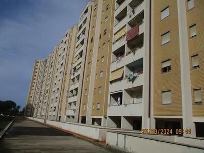 compendio immobiliare sito in Comune di Latina, Viale Le Corbusier n.449, costituito da un appartamento distinto presso il Catasto Fabbricati di Latina Foglio n.200, Part. n.18, Sub 194, Zona Cens. 1, Cat. A/2, Classe 3, Consistenza 5 vani, Sup. Cat. 96 mq ed escluse aree scoperte 94 mq, Rendita € 348,61 e un garage distinto presso il Catasto Fabbricati di Latina al Foglio n.200, Part. n.18, Sub 253, Zona Cens. 1, Cat. C/6, Classe 2, Consistenza 20 mq, Sup. Cat. 12 mq, Rendita € 47,51);