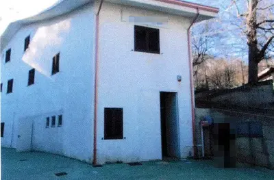Fabbricato industriale costituito da piano terra, primo e secondo...