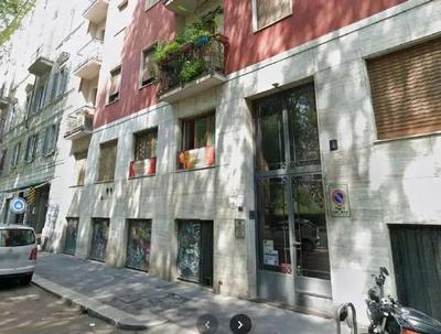 Unità immobiliare così composta: al piano rialzato da entrata/disimpegno con un primo spazio reception e due piccoli vani, oltre a scala interna che conduce al piano interrato, corridoio che dà su una serie di stanze meglio descritte nella relazione di stima.