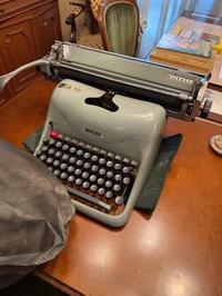 Rif. 3 - Macchina da scrivere. E' previsto il pagamento...