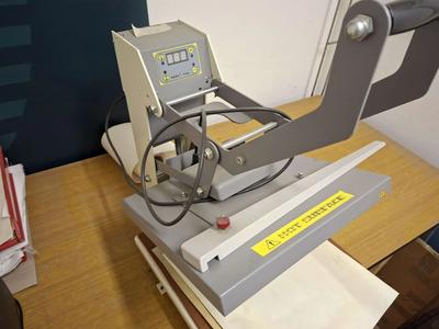 (Lotto n.73) Una pressa per stampe SEFA JP380 ed una stampante Epson con...