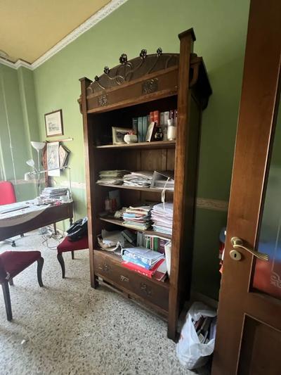 Armadio a giorno con cassetto posto in basso in legno stile liberty.