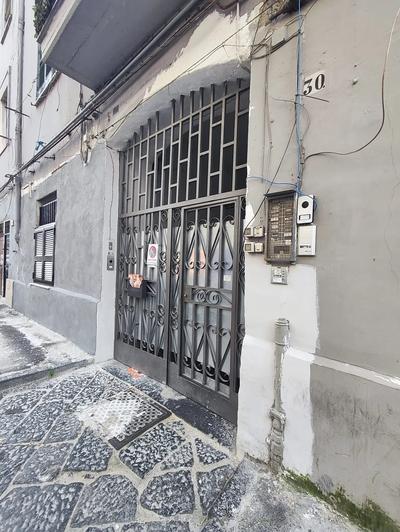 Piena ed intera proprietà di appartamento posto al piano 2,  composto da 2,5 vani, cucina abitabile con piccolo bagno, camera da letto e soppalco abusivo adibito a camera da letto.