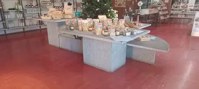 UN ALLESTIMENTO NEGOZIO IN PIETRA DI LUSERNA COMPOSTO DA QUATTRO RIPIANI IN PIETRA, QUATTRO BASI ED UNO SPECCHIO DI COPERTURA  