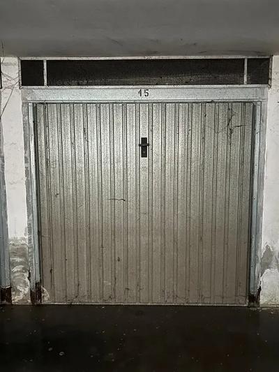 Piena proprietà del Garage Cassino (FR), Via Sferracavalli n. 2, pianointerrato, interno 15. Catasto Fabbricati: Fg. 84, Part. 383, Sub. 63, categoria C/6, Zc. 1.Superficie commerciale mq 12,70. Stato: libero – presenza di ristagni d’acqua sulpercorso di accesso e all’interno. Valore di stima: € 7.600,00.
