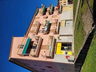 Piena proprietà dell’appartamento sito nel comune di Sesta Godano (SP), in Via Roma (già Piazza Marconi 1A/5), civ. 6, int. 3, posto al p2 di un edificio libero sui quattro lati e privo di ascensore. L’appartamento sviluppa una sup. di circa 68 mq (h. interna circa 2.90), e al suo interno ha un balcone di pertinenza (5 mq) con affaccio su via Roma e una cantina (di circa 6 mq) e si compone internamente di: • Ingresso disimpegno /corridoio di complessivi 11.60 mq; •Cucina di circa 11.70