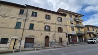 Diritto di piena proprietà 1/1 di compendio posto in Comune di Laterina Pergine Valdarno (Ar), Laterina, fraz. Ponticino, via Nazionale n. 110, costituito da fabbricato di civile abitazione ubicato su  fronte strada, disposto su tre piani fuori terra oltre sottotetto e resede esclusivo sul retro, attualmente composto da ingresso, soggiorno e cucina al piano terra.