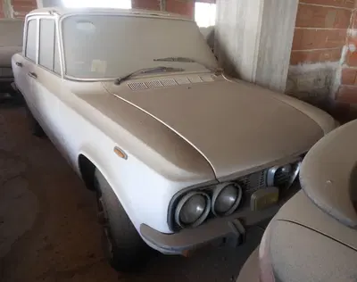 Autovettura berlina quattro porte, marca ALFA ROMEO, modello GIULIA, versione NUOVA SUPER 1300, colore bianco, data immatricolazione il 20/01/1977, targa CT415176, telaio AR0052976, cilindrata cc. 1.290, potenza KW 64,77, Km non rilevabili, il mezzo risulta fermo da circa 15 anni (come da verbale di inventario), si presenta in discrete condizioni generali ma da revisionare e restaurare in ogni sua parte, al momento della stesura del verbale il mezzo risultava non marciante.