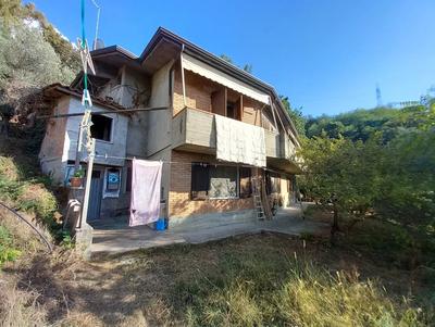 fabbricato diviso in due unità immobiliare con terreni