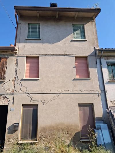 LOTTO UNICO: Piena proprietà (1/1) di tre abitazioni e un fabbricato artigianale il tutto sito nel Comune di Sustinente (MN), Via Prebenda n. 5-6-10.