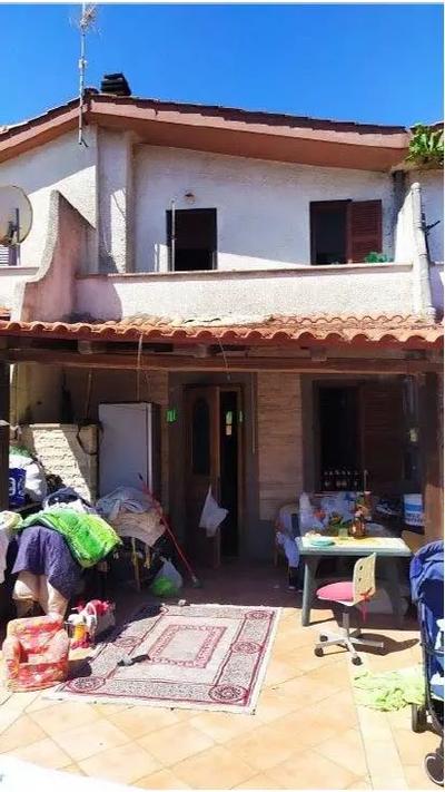 Villino plurifamiliare che si sviluppa sui piani terra e...