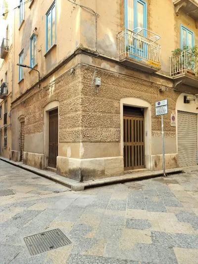 Negozio ubicato a Trapani (TP) – Via San Francesco D'Assisi n. 71 angolo Via...