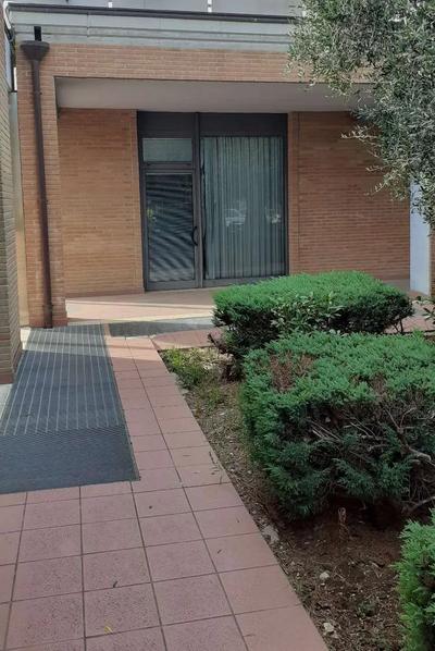 Ufficio al piano terra di circa 200mq  situato in  zona a forte caratterizzazione industriale e commerciale