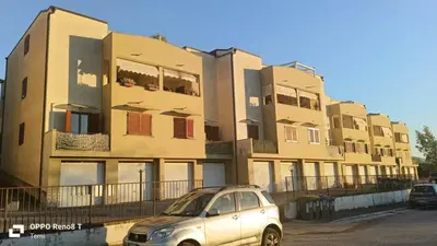 abitazione al piano terra, vani 4, superficie 78 mq, composta da un piccolo soggiorno con angolo cottura con accesso ad un balcone, da un corridoio mediante il quale si accede alle due camere da letto, una delle quali con un piccolo terrazzo sul lato est, ed al bagno - Si rimanda alla perizia di stima per una puntuale descrizione dell’immobile, anche con riferimento alla presenza di eventuale difformità urbanistiche e catastali riscontrate, nonché alle modalità di determinazione del prezzo.