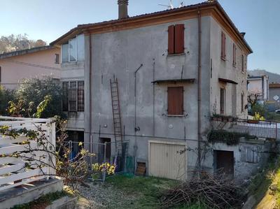 1/1 di fabbricato di civile abitazione (ala sinistra di complesso plurifamiliare) con corte scoperta esclusiva pertinenziale, costituito da un appartamento distribuito sui piani terra e primo, con cantine e garage al piano seminterrato. Superficie commerciale complessiva mq 202,06. Occupato dall’esecutato e famiglia.