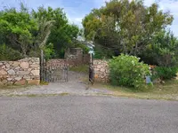 Immobile residenziale A2 costituito da piano terra, primo piano e giardino composto da soggiorno, cucina, bagno, due piccole camere al piano terra, e con camera, bagno e terrazza al primo piano