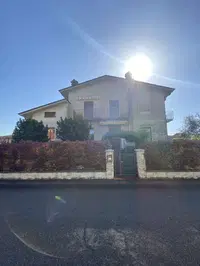 Piena proprietà di appartamento posto in parte al piano...