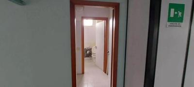 Diritto di piena proprietà di immobile ad uso ufficio posto al piano secondo di più ampio fabbricato commerciale dotato di parcheggi, situato nel Comune di Monteriggioni in Loc. Montarioso. L'immobile ha tre ingressi indipendenti ed è suddiviso internamente in undici uffici funzionalmente indipendenti oltre ad ingresso-accoglienza, corridoio, vano accessorio e tre bagni.