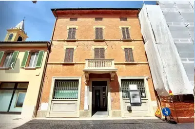 Cinque appartamenti da ristrutturare, siti in Castel Guelfo Di Bologna (BO),...