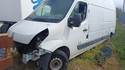 Renault Master terza generazione (dal 2010, restyling 2014). Furgone passo lungo tetto alto con cellaisotermica interna: parete divisoria coibentata con porta frigo a battente in acciaio inox, gruppo frigoriferoZanotti montato sul tetto. Configurazione "fresh van" tipica per distribuzione ittica al dettaglio.