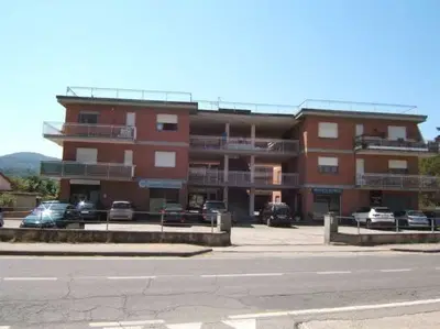 Diritti di piena proprietà su immobile sito in Tavernelle di Panicale (PG) composto da locale commerciale al piano terra di edificio condominiale ed autorimessa sito al piano seminterrato. L'immobile si trova all'interno di un complesso edilizio avente destinazione residenziale e commerciale composto da due corpi di fabbrica che si estendono tra le parallele Via della Resistenza e Via Lenin.