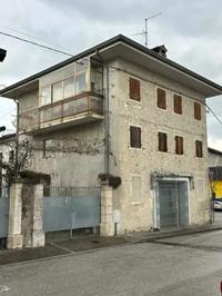 Negozio sito al piano terra suddiviso in due vani,...