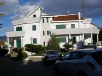 Villa composta da più appartamenti e corte comune:...