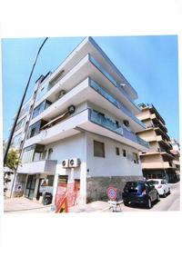 Locale commerciale al piano terra con area condominiale...