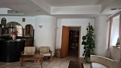 Diritto di piena proprietà su un complesso immobiliare adibito ad albergo sito in Abbadia San Salvatore, Via Esasseta n.38-40, costituito da due unità immobiliari accorpate a formare un unico corpo di fabbrica a destinazione ricettiva, avente terreno pertinenziale, così identificato al C.F.: a) Foglio 15, Part. 293, Sub. 10 e 11 graffati tra di loro, Cat. D/2, rendita catastale €.6.470,40; b) Foglio 15, Part. 867, Sub 1, 2 e 3 graffati tra di loro, Cat. D/2, rendita catastale €.6.279,40.