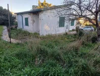 L’immobile oggetto di vendita è un appartamento per civile abitazione, sito in Matera alla Via Frangione n. 29, in una zona periferica del tessuto urbano cittadino. Nello specifico è situato nel quartiere “Agna”, rione di edilizia residenziale popolare realizzato nella seconda metà degli anni ’50, per il risanamento dei rioni “Sassi".