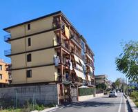 Piena ed intera proprietà di appartamento con annesso box auto.Appartamento al piano terra, interno 3, composto da cucina pranzo, tre camere da letto, due wc, uno spogliatoio e disimpegno, oltre spazio esterno verandato, terrazzo coperto ed area esterna pertinenziale, il tutto esteso su una superficie calpestabile di circa 93 mq (oltre terrazzo, veranda ed area esterna).Box auto al piano interrato, esteso per circa 33 mq, avente forma rettangolare.