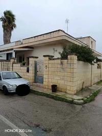 villetta su un unico livello si compone di un ampio...