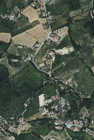 A) piena proprietà di fabbricato urbano da terra a cielo, edificato su area di pertinenza della superficie catastale di mq. 1.307, ente urbano, composto da:-appartamento al piano terra collegato al piano interrato ove sono presenti due locali cantina, con annessa cantina e porcile; -appartamento al piano primo con accessori al piano terra;  - deposito con pollaio al piano terra;B) piena proprietà di terreno agricolo della complessiva superficie catastale di mq. 20.919 diviso in due corpi.