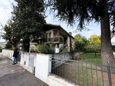 Piena ed esclusiva proprietà di compendio immobiliare costituito da una porzione di fabbricato adibito ad abitazione situato al piano primo composto da disimpegno, cucina, bagno, w.c. e da quattro camere, l’unità è collegata tramite scala all’unità posta al piano terra identificata al lotto 1,vi è inoltre un vano centrale termica posto al piano terra in comune alle abitazioni di cui ai lotti 1 e 2., nonché corte comune circostante. Il compendio immobiliare risulta ingombro di numerosi materiali e cose.