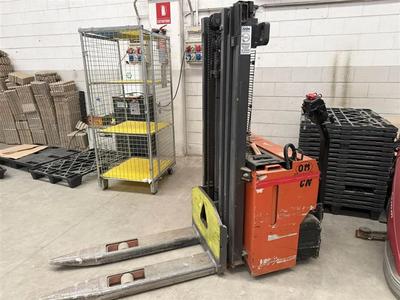Lotto 2: CARRELLO ELEVATORE - LAVASCIUGA Il lotto comprende: Carrello elevatore elettrico OM PIMESPO modello XE N 16, portata kg 1.600; - Lavasciuga pavimenti industriale con operatore a terra, modello 400 Compact. Entrambi i macchinari risultano idonei per attività industriali e logistiche. Vendita nello stato di fatto e di diritto in cui si trovano. 