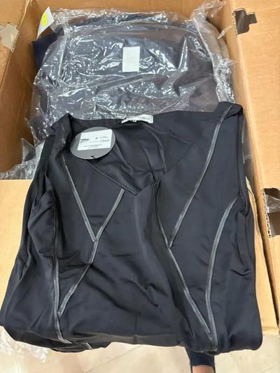 Lotto unico, composto da 63 maglioni varie marche e colori, n. 20 pantaloni diverse marche taglie e colori, n. 32 completi donna tra cui abiti e giacche diverse marche taglie e colori