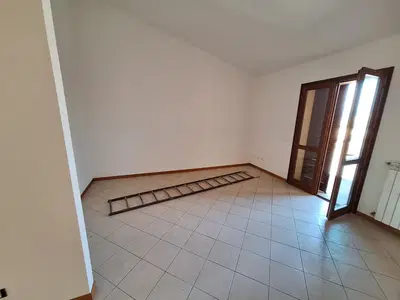 Trilocale al piano secondo con garage sito a Capannoli (PI), in via Gramsci 50/4. Per maggiori informazioni visitare il portale www.quimmo.it - Codice annuncio 2638800