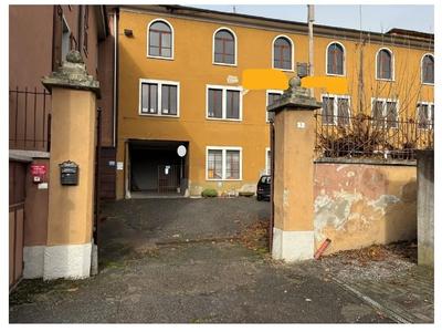 Piena Proprietà. In Comune di OLGIATE MOLGORA (LC),frazione Monticello,nel complesso in Via Piave n. 3,unità immobiliare già adibita a spazio espositivo (priva di servizi igienici) e composta da 3 vani, ufficio e portico al piano terra; ricompresa in un complesso immobiliare che è stato oggetto del Piano di Recupero "S3-Monticello", i cui interventi non risultano terminati. Completano l'intero compendio i mapp. 225 sub. 707 di proprietà di terzi e non in vendita e 225 sub. 708 in vendita nell'esec. 56/2024.