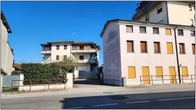 Trattasi di appartamento al piano terzo (superficie commerciale di mq. 183,5...