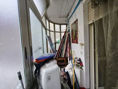 Alloggio al piano rialzato composto da ingresso, cucina, bagno, camera e locale di sgombero, con annessa cantina di pertinenza al piano interrato.