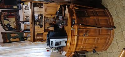 MOBILE RADIO IN RADICA CON DUE ANTE NELLA PARTE SUPERIORE E ALTO-PARLANTE , ANTINE NELLA PARTE PARTE BASSA, MOBILE RADIO/BAR, MOBILE AL-ALTO IN NOCE LIBRERIA/VETRINETTA COMPOSTO DA DUE VANI CON ANTE  PIANE, VANO CON ANTE A VETRO, DUE CASSETTI, 7 VANI A GIORNO E RIBALTA, TAVOLO ALLUNGABILE FORMA QUADRATA IN NOCE , N. 4 SEDIE COORDINATE, TELEVISORE AKAI SMART DI CIRCA 50 POLLICI, MOBILE BAR COMPOSTO DA MINI BANCO DI FORMA CIRCOLARE DECORATO CON INTARSI QUADRATI E DA MOBILE CONTENITORE DA PARETE.  