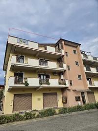 Appartamento (mansarda) al piano 3° con annesso box...
