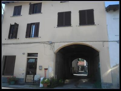 LOTTO UNICO: appartamento in Basiano posto al piano terra, primo piano e piano sottotetto, il tutto collegato da scala interna.